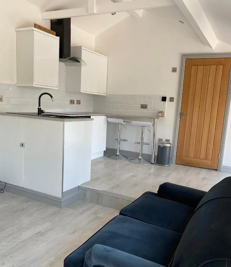 Secluded Studio Apartment With Private Gated Access- The Pavilion Bristol 0*,